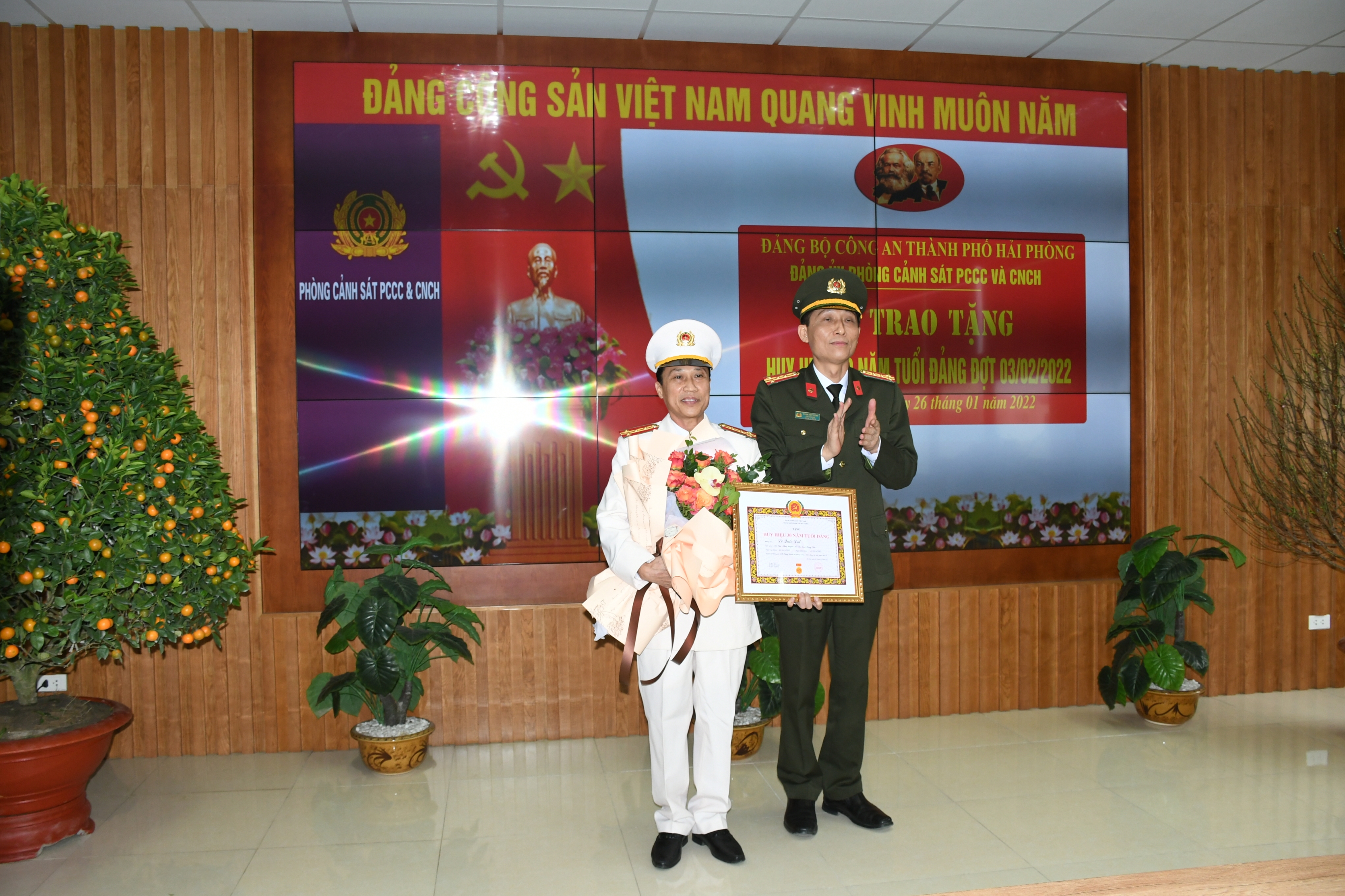 Trao tặng Huy hiệu 30 năm tuổi Đảng đợt 3-2-2022